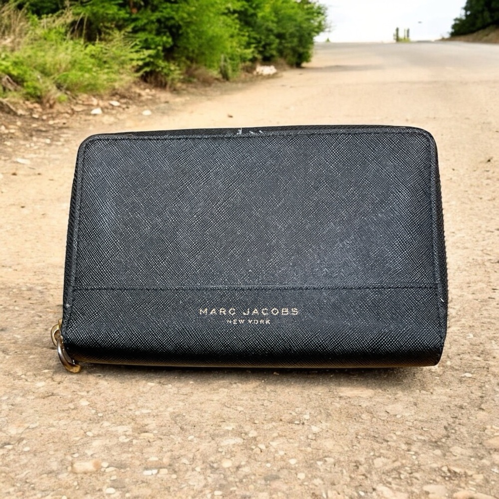 Marc Jacobs Black Wallet Compact Leather Design